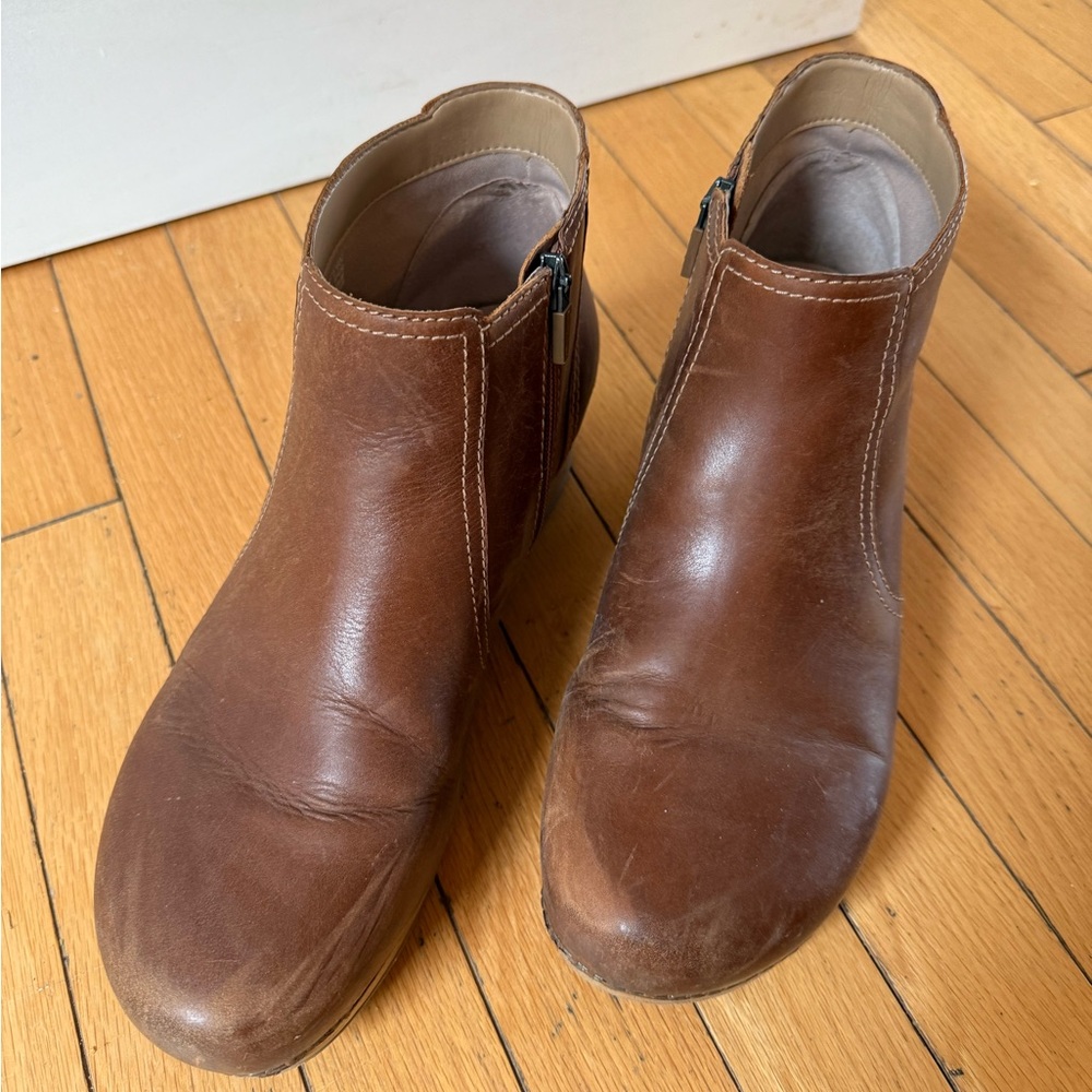 Dansko Maria booties with zipper size 42, tan color